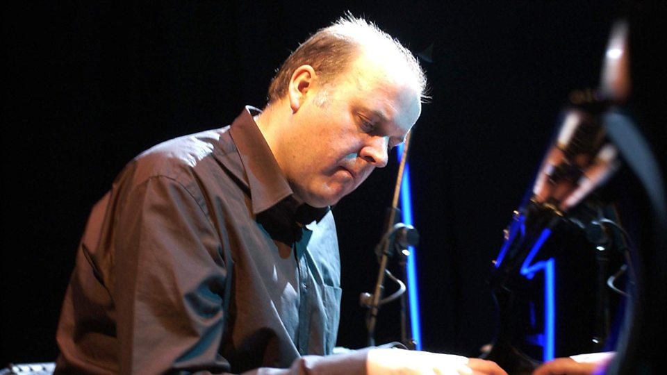 Craig Armstrong continua se dedicando a sua carreira concertista e no dia 25 de maio ele tem uma apresentação prevista na sua cidade natal, Glasgow, Escócia.  Clicando no áudio você ouvirá o programa A Música no Cinema em homenagem ao compositor Craig Armstrong.