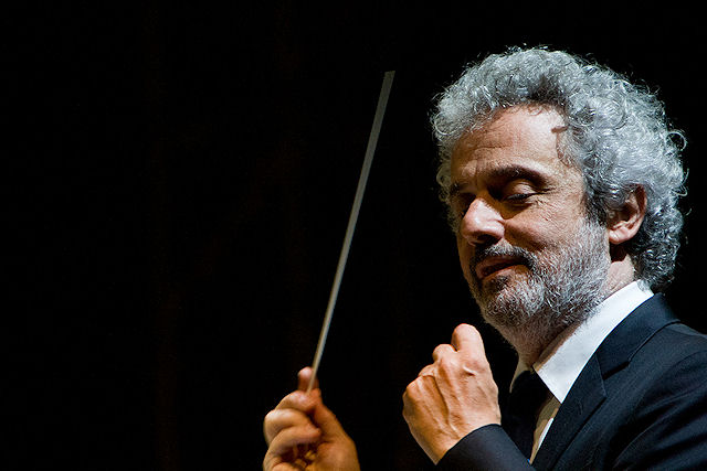 Na sua trajetória Nicola Piovani conquistou dezoito prêmios importantes conquistados, dentre os quais o Oscar de 1999 pela música do filme A VIDA É BELA. No arquivo de áudio você ouvirá um programa de sessenta minutos em homenagem ao extraordinário compositor Nicola Piovani. Este programa será veiculado neste domingo, dia 27, a partir das oito da noite, pela Universitária FM (www.universitariafm.ufu.br) através do programa de Márcio Alvarenga, A Música no Cinema que completa 32 anos no ar!