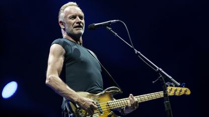 Sting nasceu na cidade de Wallsend, nordeste da Inglaterra no dia 02 de outubro de 1951.No programa A Música no Cinema vamos mostrar ainda 11 das principais e mais premiadas canções de Sting. Você vai ficar sabendo o motivo que levou Sting a ser conhecido como “o homem do colete amarelo”.
