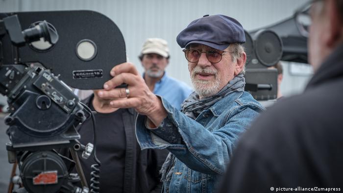 Steven Allan Spielberg nasceu no dia 18 de dezembro de 1948 em Cincinnati, Ohio. Ele sempre quis ser cineasta, cresceu vendo todo o tipo de filmes e programação de TV, o que talvez explique sua forma direta de narrar uma história, com planos rápidos e montagens mais rápidas ainda, semelhantes aos filmes de televisão que viu quando garoto. 