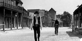 Para não frustrarmos quem logo imaginou os filmes de western, poderíamos iniciar os nossos  exemplos invocando a produção dos anos 50, assinada  pelo diretor  Fred Zinnemann MATAR OU MORRER, com Gary Cooper no papel do xerife Kane, que  uma vez abandonado pela população, tem que enfrentar sozinho um bando que  vai chegar de trem ao meio-dia. 