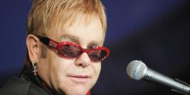 A estreia de Elton John compondo uma trilha instrumental para o cinema aconteceu por ocasião do filme A Musa de 1999.