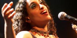 A cantora, compositora e atriz israelense Noa esbanjou talento em algumas oportunidades em que sua voz aparece nas trilhas sonoras.