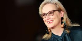 Mary Louise Streep, ou se você preferir Meryl Streep é a nossa homenageada no programa A Música no Cinema deste domingo pela Rádio Universitária FM (107,5). Meryl Streep nasceu Em Summit, estado de Nova Jersey no dias 22 de Junho de 1949. Meryl Streep já foi apelidada de rainha do melodrama. Aos 70 anos de vida, 38  anos dedicados ao cinema, a atriz demonstra na fartura de gêneros que interpreta muito mais que trejeitos e derrames de lágrimas.