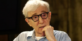Woody Allen já soma no seu currículo 54 filmes como diretor, tendo atuado em 49 oportunidades. Ele recebeu 129 prêmios na carreira, inclusive 4 Oscars. 