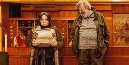 O filme TESOURO de 2024 da cineasta alemã Julia Von Heinz mistura drama com discretas pitadas de humor. Ele foi baseado no bestseller To Many Men de Lily Brett.