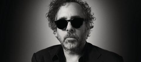 Tim Burton nasceu em Burbank,Califórnia, no dia 25 de agostode 1958. Grande fã de filmes de terror e do escritor do gênero Edgar Allan Poe, Tim Burton teve como primeira experiência cinematográfica um estágio nos Estúdios Disney, onde participou da equipe responsável por fazer o tocante desenho “O Cão e a Raposa”, apesar de não ter seu nome creditado.