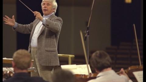 O compositor Elmer Bernstein, uma grande legenda de Hollywood no campo das trilhas sonoras. 