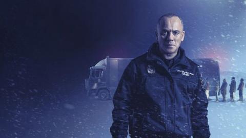 O filme ABAIXO DE ZERO, mostra dois policiais de personalidades distintas, Martin, interpretado por Javier Gutiérrez, um homem que se mostra determinado a cumprir bem suas obrigações.