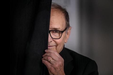  Il Maestro Ennio Morricone que esbanjou talento ao compor tangos para várias produções. A primeira vez que Morricone compôs um tango foi na estreia da diretora Lina Wertmuller em 1963 através do filme I BASILISCHI onde ele nos apresenta um expressivo e sensual  “Tangone” em estilo mambo rumba. 