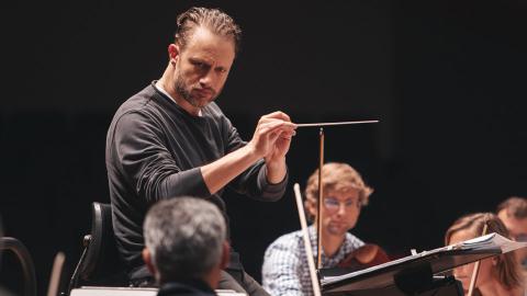 Na trilha sonora de A ODISSÉIA DOS TONTOS o compositor argentino Federico Jusid teve a oportunidade de reger a Orquestra Sinfônica da Bulgária que ofereceu o peso que a música exerceu no contexto da narrativa cinematográfica