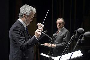 Nicola Piovani começou sua trajetória de compositor de trilhas para o cinema, mas alguns anos depois enveredou pelos palcos dos teatros para colocar música em espetáculos cênicos a partir de 1972 na peça do poeta revolucionário e futurista russo Vladimir Majakovskij, O Banho com direção de Carlo Cecchi.