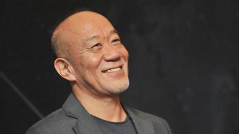 Joe Hisaishi sabe perceber claramente o quanto a tecnologia pode ajudar no seu ofício, mas o que ele não abre mão é justamente de extravasar a sua inspiração nas teclas do piano.