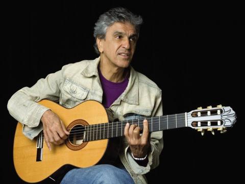 Caetano Veloso canta 'A voz da Amada' na trilha sonora do filme O Quatrilho.