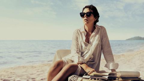 Leda, interpretada pela atriz inglesa Olivia Colman é uma professora de literatura que decide passar uns dias de férias numa pequena cidade litorânea da Grécia. Uma cena na praia, vai despertar fantasmas do passado, visitando o presente!