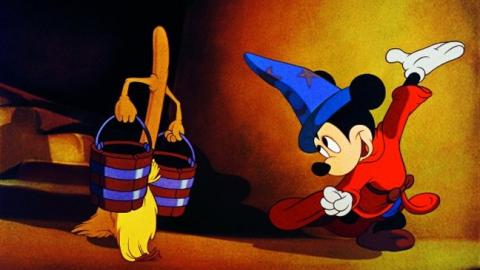 Um dos exemplos mais eloquentes nesse sentido vai para o filme FANTASIA de Walt Disney de 1940. A trilha organizada pelo Maestro Leopoldo Stokowski que selecionou a peça Aprendiz de Feiticeiro de Paul Dukas, para ilustrar a cena envolvendo Mickey Mouse, o que automaticamente contribuiu para que esse gênero musical passasse a ser identificado como “efeito mickeymouse”.