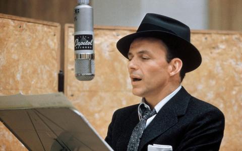 Nada melhor do que o Mister The Voice, Frank Sinatra para interpretar mais um grande clássico do cancioneiro de Natal. Frank Sinatra cantando ‘Have Yourself a Merry Little Christmas’.