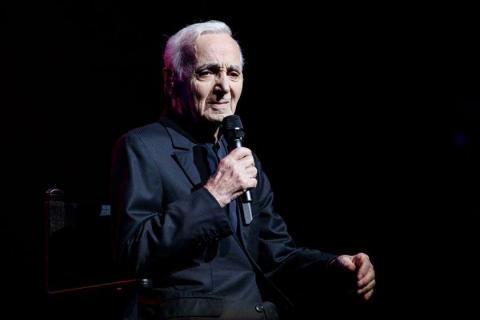 Charles Aznavour nasceu em Paris no dia 22 de Maio de 1924 e faleceu no dia 01 de Outubro de 2018 em Alpilles, França. Compôs 1.200 músicas, gravou 294 álbuns, atuou em 80 filmes, mas suas músicas estão nas trilhas sonoras de mais de 150 filmes. Em 70 anos de carreira Charles Aznavour vendeu mais de 100 milhões de discos. Em 2017 ganhou uma estrela na Calçada da Fama de Hollywood. 
