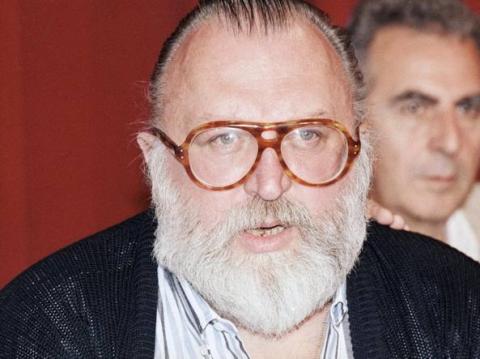 Sergio Leone nasceu em Roma no dia 03 de janeiro de 1929 e faleceu na sua cidade natal no dia 30 de abril de 1989 aos 60 anos vítima de um ataque cardíaco. Antes da sua morte, Leone estava se preparando para dirigir um filme sobre o cerco de Leningrado.