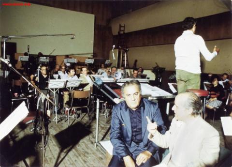 O compositor Nino Rota nasceu em Milão no dia 03 de dezembro de 1911 e faleceu em Roma no dia 10 de abril de 1979. Numa entrevista ao jornalista Giovanni Grazzini, o cineasta Federico Fellini falou sobre Nino Rota: “Entre nós se estabeleceu uma integração total e plena, desde Abismo de Um Sonho, o primeiro filme que fizemos juntos. Nossa integração foi interessante: eu tinha decidido ser diretor, e Nino já era uma premissa para que eu continuasse a sê-lo.