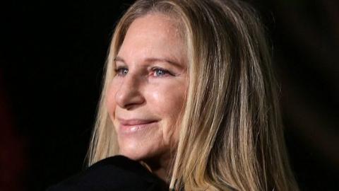 Barbra Streisand é uma colecionadora de prêmios ao longo da sua trajetória até aqui já são 43, além de ter sido indicada para outros 44. Os principais 2 Oscars, 11 Globos de Ouro, 10 Grammy’s e 5 Emmys. Como atriz atuou em 24 produções cinematográficas e destas em oito delas também acumulou a função de diretora e produziu 24 filmes. 