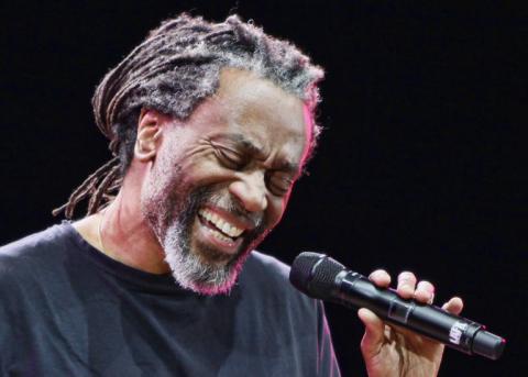 BOBBY MCFERRIN CANTA ‘DON’T WORRY, BE HAPPY’