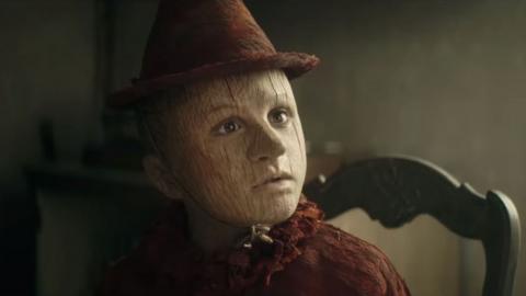 O cineasta Matteo Garrone encontrou uma fórmula perfeita e diferente para o filme PINOCCHIO ao fundir realismo e sobrenaturalismo. 