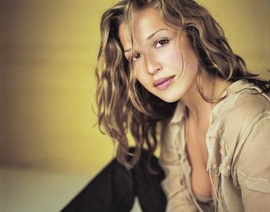 No filme ANNA E O REI de 1999, justamente o ano em que teve sua imagem projetada, ela interpretou de maneira encantadora a canção ‘How Can I Not Love You’ que frequentou as paradas de sucesso.