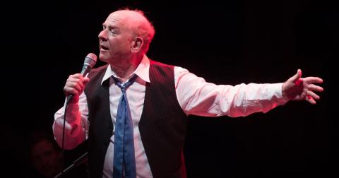 Aos 76 anos o cantor Art Garfunkel continua brilhando nos palcos e também nas trilhas sonoras.