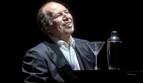 A partir de novembro ele inicia um novo giro pela Europa com a sua “Sinfonia de Celebração” com o show intitulado O MUNDO DE HANS ZIMMER, onde ele mostra com seus músicos, alguns de seus melhores trabalhos. O giro começa dia 07 de novembro pela Suíça, passando ainda pela Alemanha e terminando dia 13 na Holanda. 