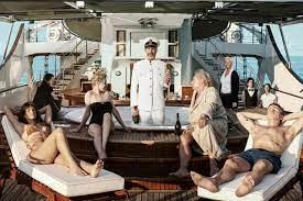 O TRIÂNGULO DA TRISTEZA é uma premiada produção sueca de 2022 é dirigida pelo competente Rubem Östlund, que mais uma vez envereda pela sátira social.