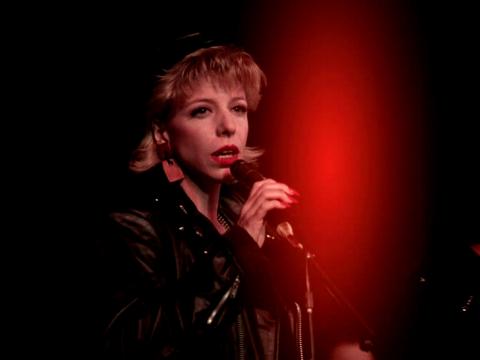 Um dos momentos soberbos está quando da sua interpretação da bonita canção “Questions In A World Of Blue” na voz de Julee Cruise.