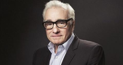 Martin Scorsese vem de uma família de classe média de origem italiana, Martin Scorsese nasceu no bairro nova-iorquino de Queens no dia 17 de novembro de 1942. Ele cursou cinema na Universidade de Nova York, na época de estudante, seus curtas fizeram grande sucesso no meio cinematográfico, rendendo-lhe um convite do famoso produtor Roger Corman para dirigir Sexy e Marginalem 1972.