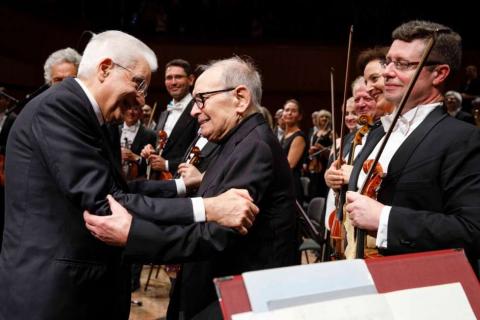 Il Maestro Ennio Morricone recebe um abraço do presidente da Itália Sergio Mattarella por ocasião do evento NOVANT'ENNIO.