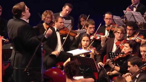 Maestro George Korynta regendo a Orquestra de Cinema de Praga.