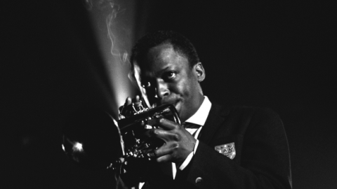 Em 1958 o compositor Miles Davis foi convidado pelo cineasta Louis Malle para compor a trilha sonora do filme ASCENSOR PARA O CADAFALSO. O filme foi o primeiro longa metragem do cineasta Louis Malle, como também a primeira experiência de Miles Davis compondo trilha sonora para o cinema. 