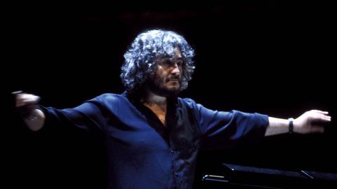 Michael Kamen morreu fazendo aquilo que mais gostava, compondo. Se estivesse vivo, Michael Kamen estaria completando neste dia 15 de abril, 71 anos. Ele se foi, mas a sua música ficou marcada através das imagens de todos esses filmes referidos e que se constituíram na essência do trabalho desse ADORÁVEL PROFESSOR.