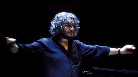 Michael Kamen morreu fazendo aquilo que mais gostava, compondo. Se estivesse vivo, Michael Kamen estaria completando neste dia 15 de abril, 71 anos. Ele se foi, mas a sua música ficou marcada através das imagens de todos esses filmes referidos e que se constituíram na essência do  trabalho desse ADORÁVEL PROFESSOR.