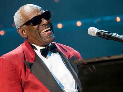 RAY CHARLES CANTA  ‘I GOT A WOMAN’ .