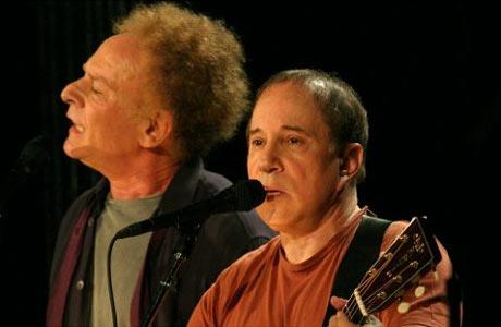 Desde os anos sessenta até os nossos dias, a dupla Simon e Garfunkel continua afinada e cantando.