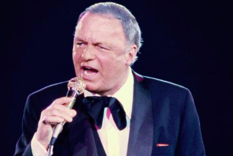 FRANK SINATRA CANTANDO 'I'VE GOT YOU UNDER MY SKIN'.