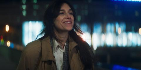 Em NOITES DE PARIS. centro da história é Elizabeth Davies, interpretada pela atriz Charlotte Gainsbourg, mãe de dois filhos que acabou de se separar do marido.