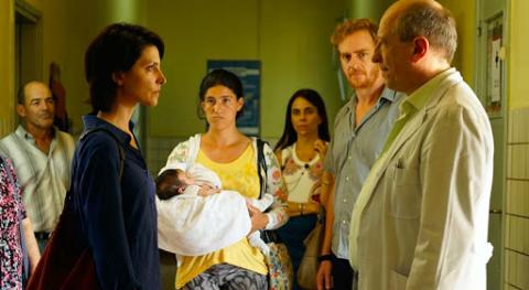 O filme UMA ESPÉCIE DE FAMÍLIA com roteiro e direção de Diego Lerman mostra nessa história que a adoção pode não representar os interesses da criança, mas de esquemas que se escondem por trás de uma fachada de bom coração.