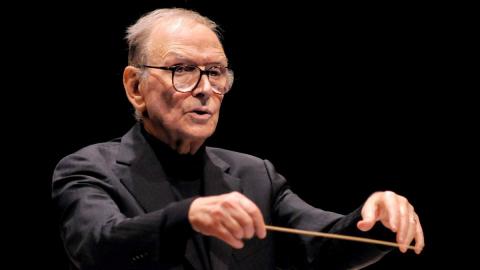 Contrariamente do que a grande maioria poderia imaginar, a “musica assoluta”( música clássica) é a principal atividade de Ennio Morricone. Bem por isso ele reúne um enorme acervo com mais de 100 composições que teve início na década de quarenta. Um exemplo deste ano pode ser dado através 11 peças para cordas, dentre as quais destacamos a belíssima  “Esercizio Per Archi Nº1 ( Exercício Para Cordas)”. 