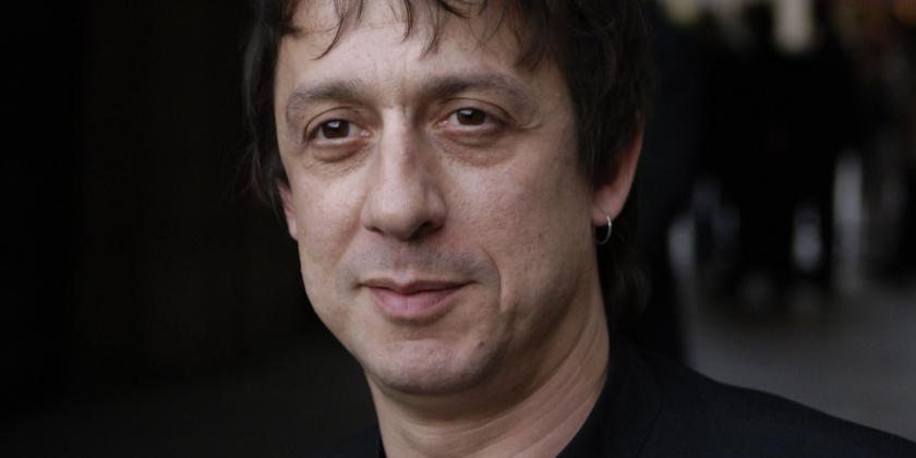 O compositor francês Eric Serra nasceu em Paris no dia 09 de setembro de 1959. Aos cinco anos de idade ganhou de presente uma guitarra de seus pais, sua mãe era musicista. Quando tinha quinze anos, iniciou oficialmente sua carreira de músico, oportunidade em que formou o seu primeiro conjunto de rock.