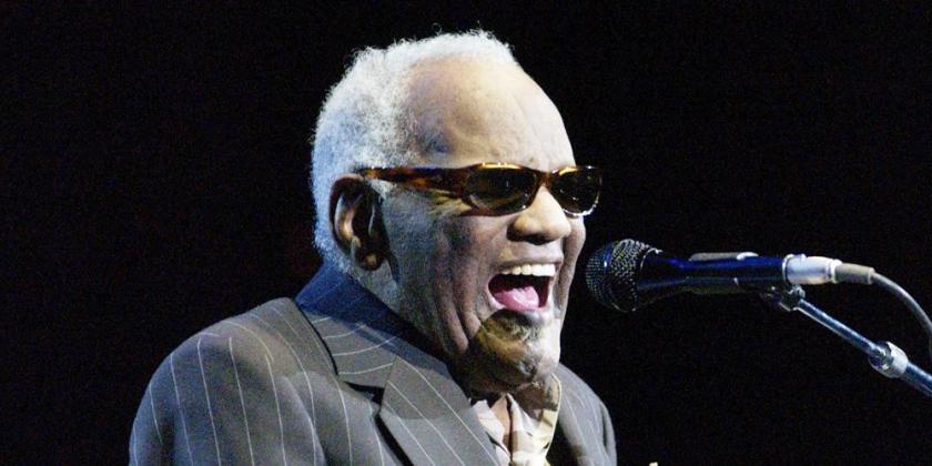 Ray Charles teve suas músicas inseridas nas trilhas sonoras de mais de 240 filmes pelo menos até aqui. O primeiro filme de sucesso que apresentou uma musica de Ray Charles na trilha sonora foi a produção de 1964 estrelada por Elvis Presley e Ann Margret AMOR A TODA VELOCIDADE.