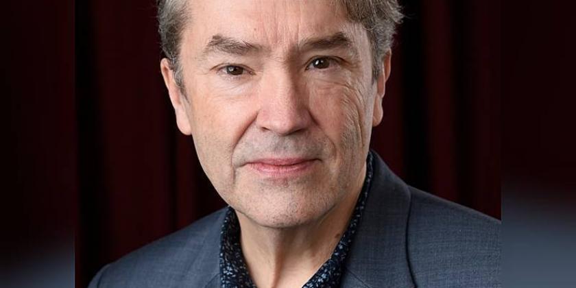 O compositor Carter Burwell já atingiu a marca de uma centena de trabalhos musicais para o cinema. Dentre eles poderíamos destacar ARIZONA NUNCA MAIS, NA RODA DA FORTUNA, ROB ROY– A SAGA DE UMA PAIXÃO, FARGO– UMA COMÉDIA DE ERROS, BRAVURA INDÔMITA, O AMOR CUSTA CARO, ONDE OS FRACOS NÃO TEM VEZ, CAROL e muitos outros filmes de sucesso.