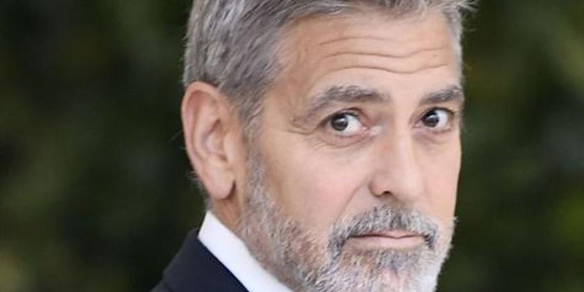 O ator George  Clooney, vai completar no próximo dia dia 06 de maio , 59 anos, mas a homenagem ao ator e diretor será neste domingo, dia 03 de maio, oito da noite no programa A Música no Cinema pela Rádio Universitária FM (107,5).