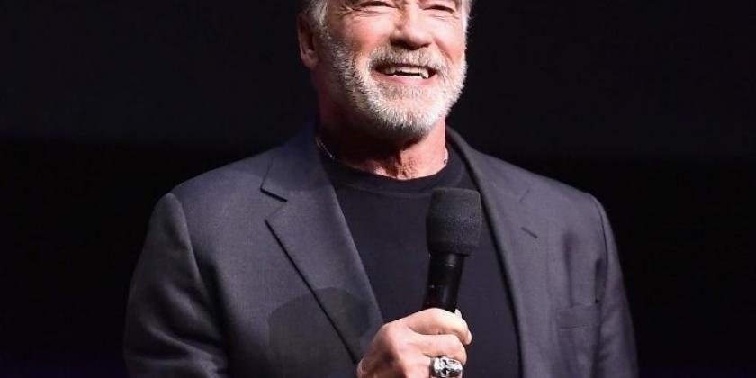 Arnold Alois Schwarzenegger, ele nasceu na cidade austríaca de Styria, no dia 30 de julho de 1947. Arnold iniciou sua carreira como fisiculturista em Graz, na Áustria, tendo um único objetivo, ser um Mister Universo. Schwarzenegger passou de ser um fisiculturista de sucesso, para se tonar um milionário homem de negócios e, em seguida, um ator.