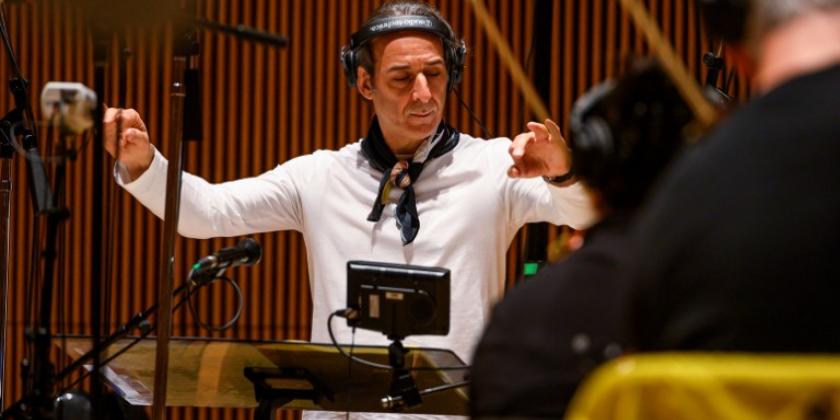 O compositor Alexandre Desplat aniversariante do dia 23 de agosto, nasceu na capital francesa, Paris em 1961